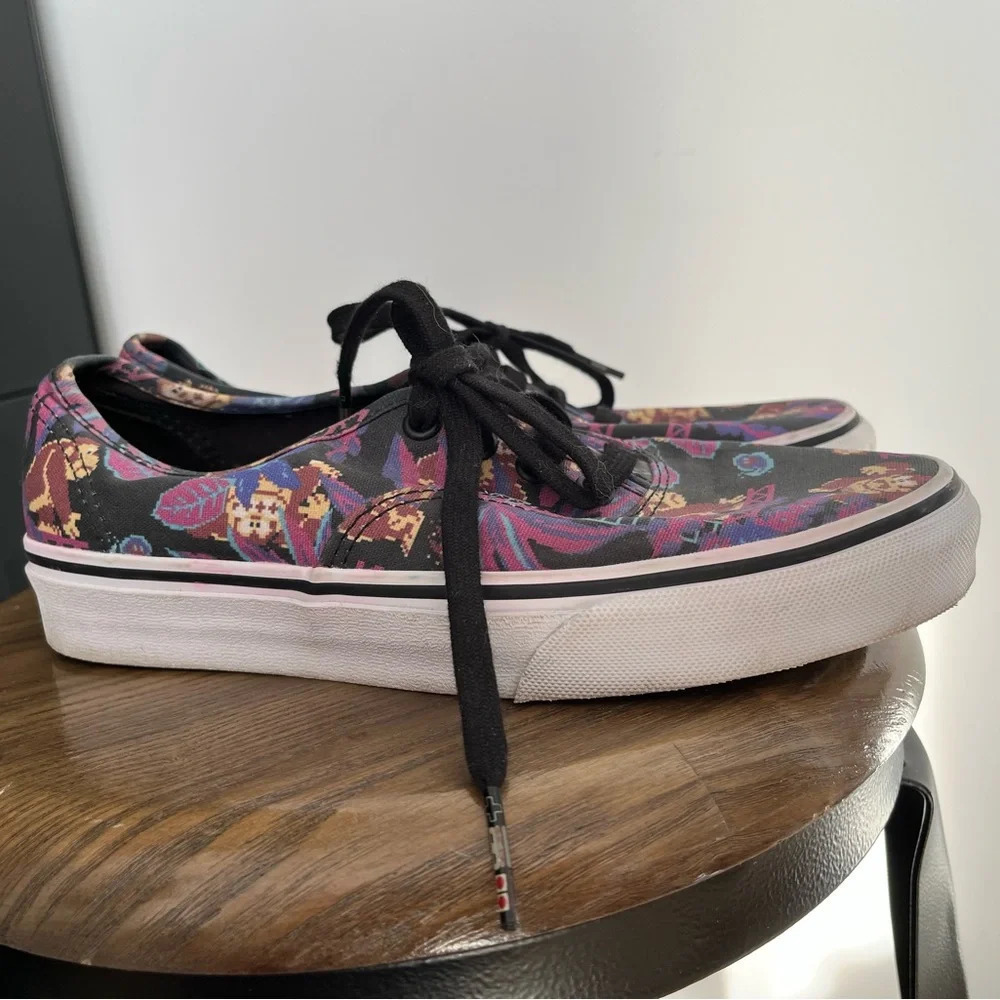 Vans  Nintendo Donkey Kong Limited Edition Sneaker Size 7 women or 5.5 - Picture 3 of 12